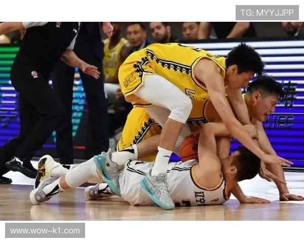 抱人犯规判罚标准到底有多严格？裁判尺度全解析